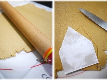 step3: 5 把麵團擀成0.5cm厚度
6 把薑餅屋紙模放在麵團上，切出造型