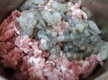 step5: 絞肉再剁細一點 , 再加入蝦粒