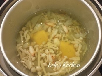 step2: 跳起後加入濃湯塊攪散、倒入鮮奶油， 外鍋再放半杯水繼續蒸。