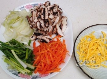 step6: 蔥切段，洋蔥、紅蘿蔔、蛋餅切幼絲，大磨菇切片。