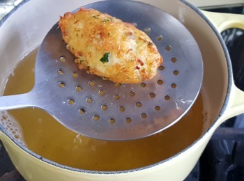 step7: 燒熱油 將馬介休炸至金黃，即可 。