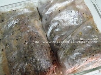 step7: 最後，綁緊各個塑膠袋封口，將鹹豬肉擺至冰箱冷藏2~3天入味即可。(偶爾取出搖晃翻面，讓各面醃製均勻)