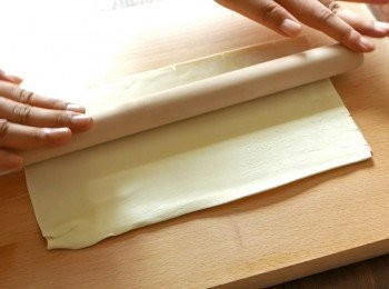 step6: 把酥皮輾得薄一點，酥皮需要有10個撻模加起來的大小。