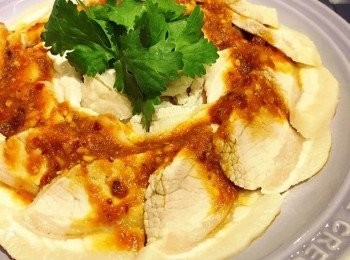 step4: 把切好的五花腩片排在碟上，加少許芫茜作裝飾, 淋上醬汁即可享用