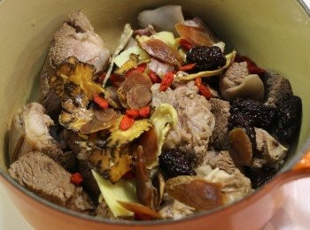 step4: 把所有藥膳材料洗淨，連同幾片薑放入羊肉燉鍋中。