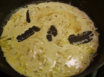 step5: 原鍋加入忌廉白酒煮熱