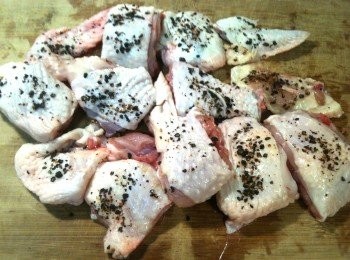 step2: 雞肉兩面均灑上步驟1的馬告碎和鹽，稍微用手幫肉「馬殺雞」一下。