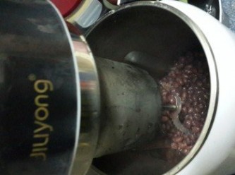 step3: 將煮好的紅豆倒入豆漿機中【或者攪拌器中打成蓉】