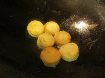step2: 5.将豆腐表面沾上薄薄一层生粉
6.锅中放入油烧至6成热,把豆腐轻轻排入锅中
7.用中小火将豆腐煎至两面金黄,取出控油装盘