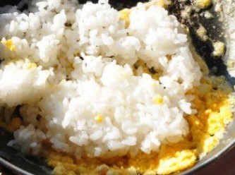 step6: 再把米飯下鍋均勻拌炒