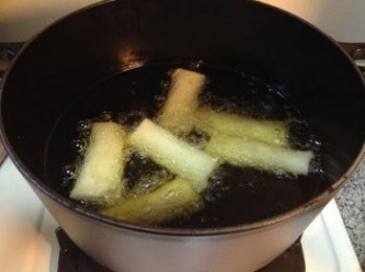 step6: 熱鍋熱油，把春卷炸至金黃便可