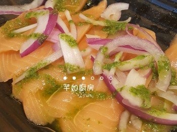 step3: 淋香草醬於煙三文魚上及灑上紅洋蔥絲，即成