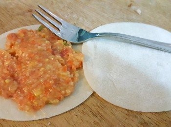 step4: 4、再取一片水餃皮疊上去。（水餃皮邊緣都要沾點水）