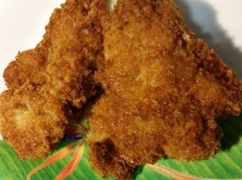 step1: 豬.扒一開二，剁鬆兩面。
豬扒混合胡椒粉，绍酒，蒜鹽，麵粉先醃1小時。