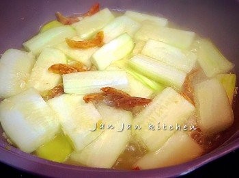 step1: 蝦乾涼水浸軟洗淨，節瓜去皮切件，豆腐切件，稍為煎香備用。下油爆香薑蒜及蝦乾或蝦米，下節瓜炒至微黃，下清雞湯大火煮滾，收中火將節瓜煮至半軟。