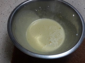 step4: 二隻旦黃加入砂糖15gm，打發至鬆起及淺黃色狀態。