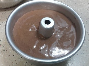 step8: 混合過程要輕及快手。最後注入六吋中空模內，輕輕驅走空氣，入爐以160度焗25分鐘。