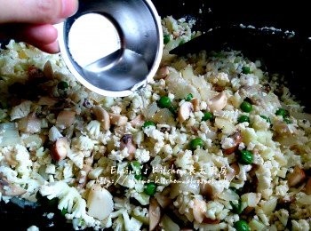 step8: 加入椰菜花碎拌一拌勻 , 再加入薑汁蓉及少許水拌勻