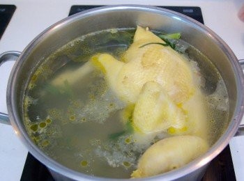 step2: 準備一煲水，煮至大滾；把雞內的薑蔥取出放入滾水中，接着放入雞，關煲蓋煮3分鐘，之後關火焗45分鐘。