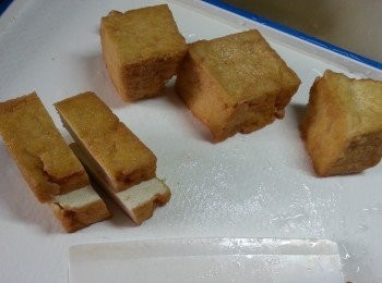 step3: 炸豆腐洗淨後切一開四件待用