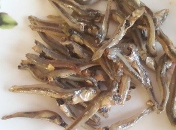 step1: 先將丁香魚用少許的水泡一下下備用