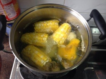 step3: 水煮沸後，將所有材料放入煮至滾和入味，按口味加入適量鹽調味。