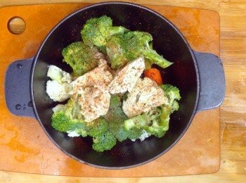 step11: 將蔬菜下鑄鐵鍋，加調味料拌勻備用