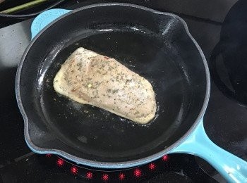 step6: 預熱平底鑊 (可不用加油)，將鴨胸表向下，中火煎約1分鐘 (鴨皮會滲出油份), 
用廚房紙吸一吸油，放上碟再拌沙律菜及黑醋汁即成!