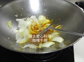step2: 爆香乾蔥頭、蒜頭、洋蔥加入咖啡膏爆香。加入牛腩炒均