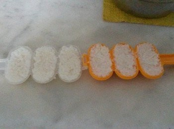 step5: 用手或模具幫手整成飯團..