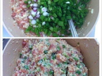 step2: 取出平底鍋，加入2匙食油。把混合好的材料。一大匙一大匙的下鍋，壓扁少許。