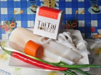 step3: 準備<span class="group_1">食材</span>:透抽、紅蘿蔔、青蔥、大紅辣椒、泰泰風打拋醬