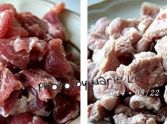 step3: 豬肉片切成小塊狀
燒開滾水後，將豬肉放進去稍微燙一下
然後用清水沖洗掉沫渣，備用

※ 肉片先汆燙過煮出來的咖哩才會清爽。