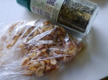 step1: *青木瓜切絲，蕃茄對切。香菜切段。大蒜，辣椒切末。
*壓碎或搗碎花生及蝦米。