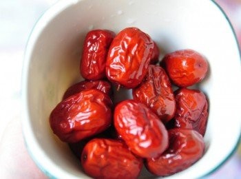 step2: 另外紅棗滾水煮熟待涼
