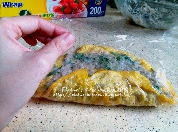 step7: 連同保鮮紙一同卷起
