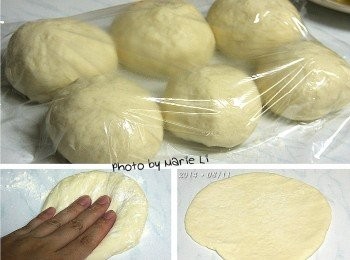 step5: 經過了麵包機半個小時的甩打
取出麵糰揉圓，蓋上保鮮膜讓它靜置發酵一個小時

一小時之後，將發酵好的麵糰按壓排氣
分成六等份 再蓋上保鮮膜靜置 20 分鐘 讓麵糰鬆弛
將鬆弛好的麵糰擀成圓形準備整型包餡