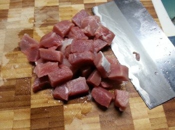 step1: 豬柳洗淨切粒待用