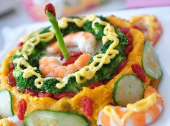 step14: 擠些水果沙拉.替代鮮奶油，就完成一個蔬果做成的蛋糕囉~