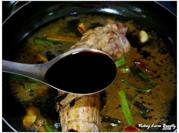 step6: 加熱至滾沸之後，將<span class="group_3">滷汁Ｂ</span>的材料倒入鍋中 滷汁中的米酒，可以幫肉卷去除肉腥味 之後再適量的以鹽巴調味