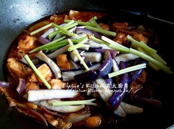 step11: 加入茄子 , 芹菜莖拌勻用中火煮滾 , 熄火焗3分鐘