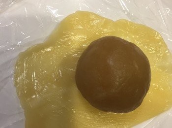 step7: 用保鮮紙包著16克的麵糰再壓平。