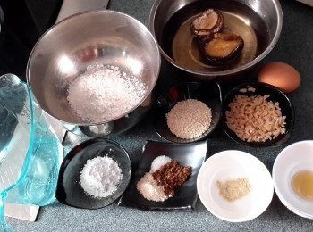 step3: 準備好其他材料,冬菇浸軟切絲,蝦米浸軟