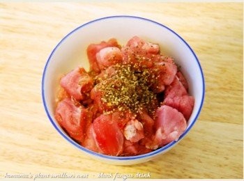 step2: 將豬肉分切成塊狀，放入醬油與黑胡椒來入醃。