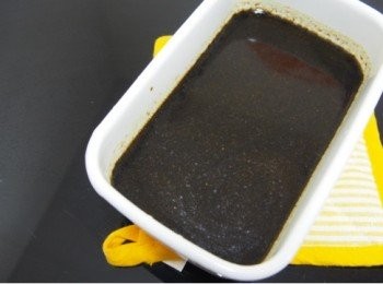 step7: 用完後，用篩子把所有雜質都濾走，就可以把滷水汁放丁冰箱裡保存了。