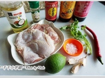 step1: 去骨雞腿肉2片. 椰子油1匙. 醬油2大匙. 米酒少許. 烏醋1匙. 胡椒粉少許. 冰糖1匙. 檸檬1顆. 香菜3支. 辣椒1根. 蒜頭3瓣