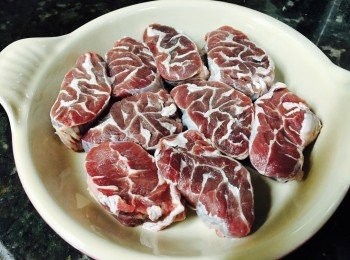 step1: 洗淨抹乾，用適量鹽及胡椒搽勻肉身