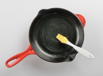 step13: 使用鑄鐵鍋時，先塗上一層(薄)油。
