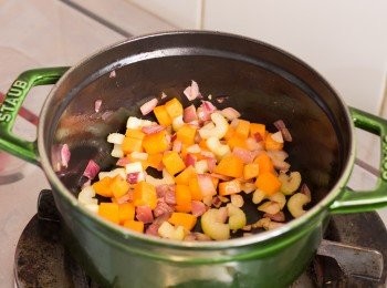 step2: 以中火燒熱鍋子，下少許油，油熱後下甘筍﹑西芹和洋蔥炒 4 – 5 分鐘。