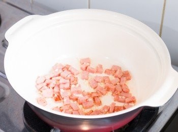 step3: 加入蒜蓉兜炒約 2 分鐘至有蒜香。